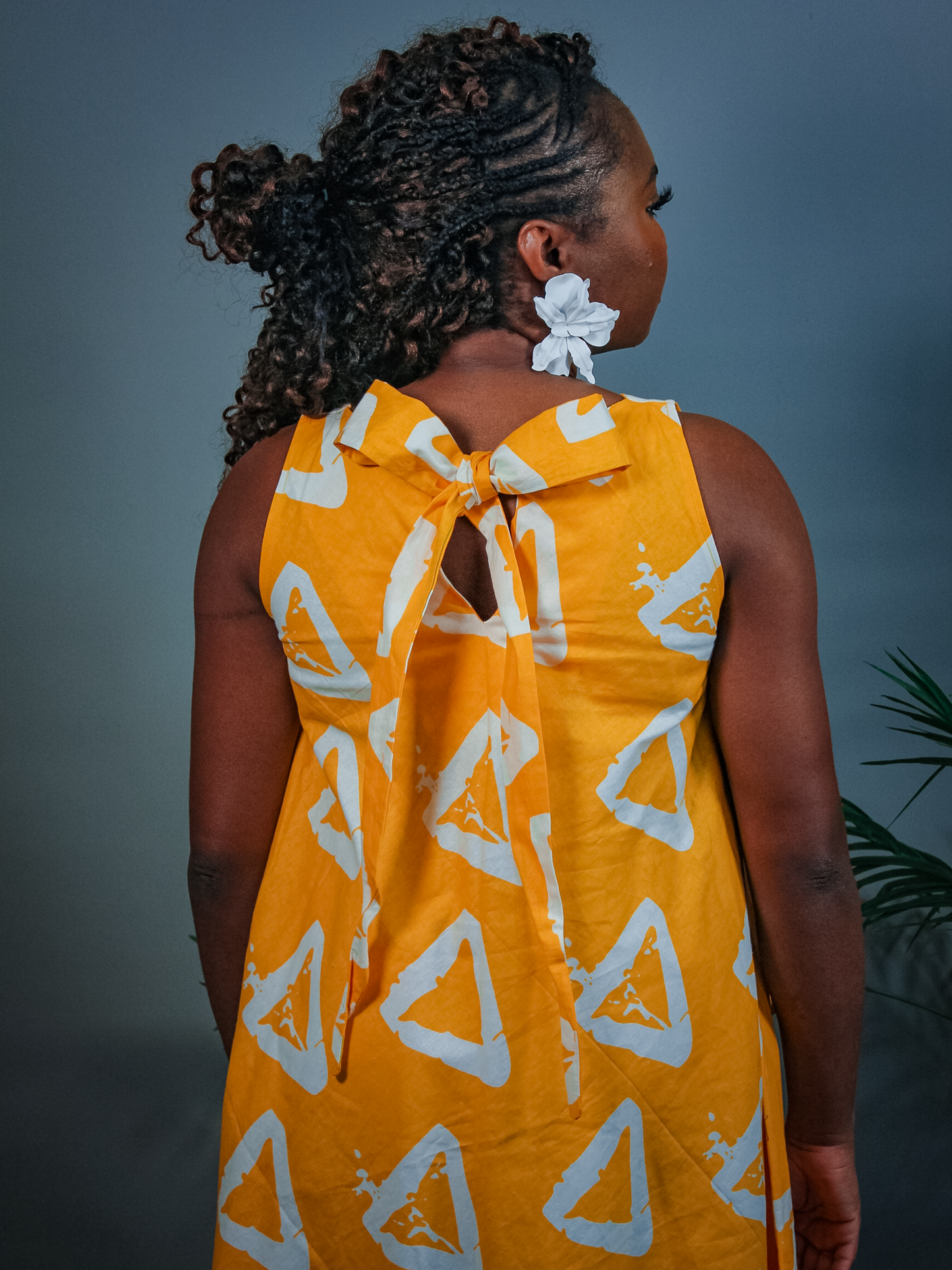 NOÉMI Bow-Back Shift Dress